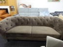 hnědá sofa